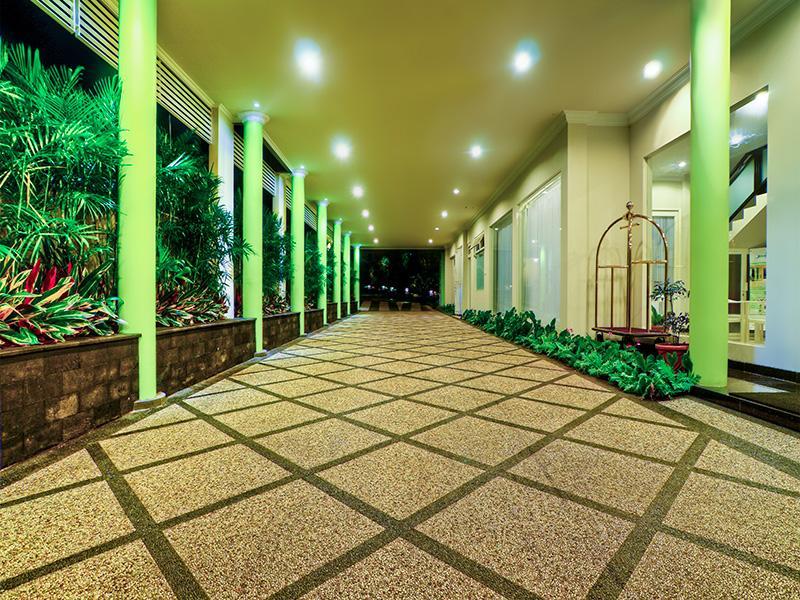Riverstone Hotel&Cottage Batu  Buitenkant foto